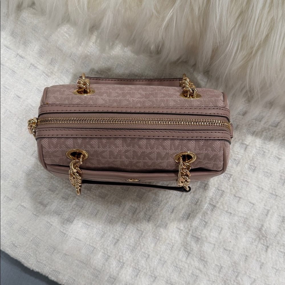 Michael Kors Blush Crossbody Bag with Gold Accents
NWT💃🏻 - Picture 8 of 9